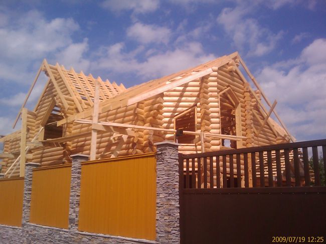 завершение строительства деревянного дома из оцилиндрованного бревна