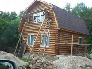Мансардная крыша в деревянном доме из оцилиндрованного бревна
