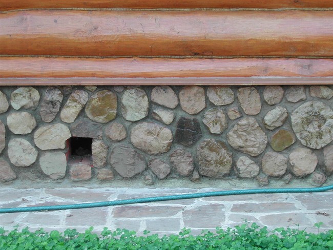 Фасадная плитка на цементнопесчаной основе в деревянном доме
